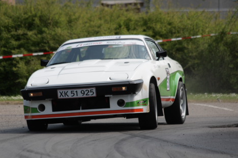 Klasse 5 vinderne: Den fine Triumph TR8 med Peter D. Nielsen og Preben K. Larsen.